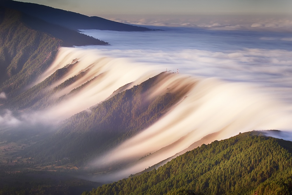 Poza zilei: Cascada de nori, fotografie de Dominic Dähncke